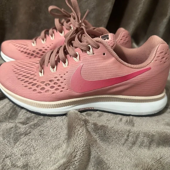 NWOB Nike Women’s Air Zoom Pegasus 34 Running Shoe - Picture 7 of 10